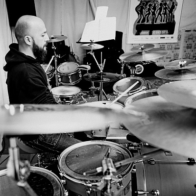 Купить игру на барабанах в Рязани. Сервис Ultra Подарки. Хотите играть на барабанах? Купите сертификат на обучение игре на барабанах в Рязани. Сервис UltraPodarki.ru 8 800 505 95 30. Игра на барабанах, уроки игры на барабанах, обучение игре на барабанах, барабан обучение, играть на барабанах, игра на барабанах сертификат, уроки на барабанах, игра на барабанах в Рязани, уроки игры на барабанах в Рязани, барабаны цена Рязань, уроки на барабанах в Рязани