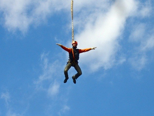 Роупджампинг - прыжки с верёвкой в Рязани. Подарочные сертификаты Ultra Подарки. Роупджампинг в Рязани - Экстремальный оригинальный подарок или подарочный сертификат на Роупджампинг - прыжки с верёвкой. Сервис UltraPodarki.ru 8-800-505-95-30. роупджампинг Рязань, прыжок веревка Рязань, роупджампинг, прыжок веревка, прыжок с веревкой, Подарок, подарочный сертификат, экстрим, экстремальный подарок