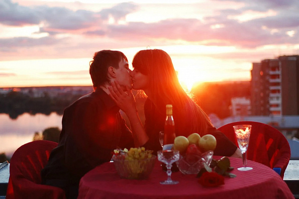 Романтическое свидание на крыше в Рязани. Ultra Подарки. Купить романтическое свидание на крыше в Рязани. Подарите самым близким незабываемые моменты и почувствуйте друг друга ещё ближе. Сервис UltraPodarki.ru 8 800 505 95 30. Романтическое свидание на крышев Рязани, свидание на крышев Рязани, свидание, сертификат на свидание на крыше, сертификат на свидание в Рязани, купить свидание на крыше, купить свидание Рязань