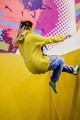 Прыжки в батутном центре в Рязани. Сервис Ultra Подарки. Купить подарочный сертификат на батутный центр. Подарите прыжки на батуте для детей и взрослых в Рязани. Сервис UltraPodarki.ru 8 800 505 95 30. Батутный центр Рязань, батутный центр, прыжки на батуте Рязань, купить батут Рязань, батут, батут Рязань