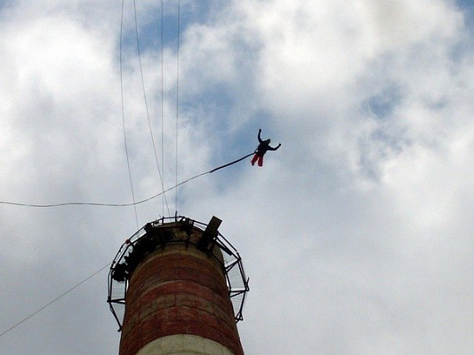 Роупджампинг - прыжки с верёвкой в Рязани. Подарочные сертификаты Ultra Подарки. Роупджампинг в Рязани - Экстремальный оригинальный подарок или подарочный сертификат на Роупджампинг - прыжки с верёвкой. Сервис UltraPodarki.ru 8-800-505-95-30. роупджампинг Рязань, прыжок веревка Рязань, роупджампинг, прыжок веревка, прыжок с веревкой, Подарок, подарочный сертификат, экстрим, экстремальный подарок