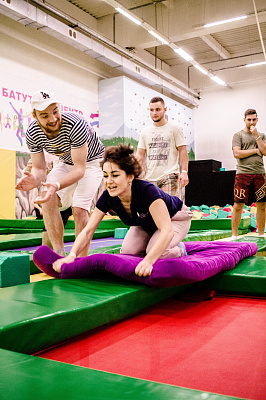 Прыжки в батутном центре в Рязани. Сервис Ultra Подарки. Купить подарочный сертификат на батутный центр. Подарите прыжки на батуте для детей и взрослых в Рязани. Сервис UltraPodarki.ru 8 800 505 95 30. Батутный центр Рязань, батутный центр, прыжки на батуте Рязань, купить батут Рязань, батут, батут Рязань