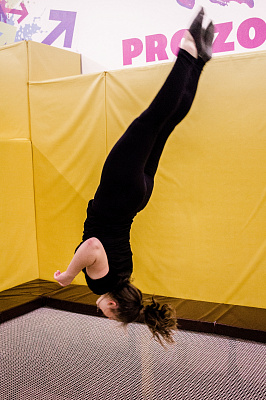 Прыжки в батутном центре в Рязани. Сервис Ultra Подарки. Купить подарочный сертификат на батутный центр. Подарите прыжки на батуте для детей и взрослых в Рязани. Сервис UltraPodarki.ru 8 800 505 95 30. Батутный центр Рязань, батутный центр, прыжки на батуте Рязань, купить батут Рязань, батут, батут Рязань